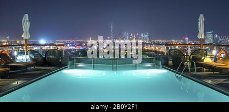 Blick auf Dubai vom Pool des Hilton Dubai Creek Hotel, Vereinigte Arabische Emirate, Stockfoto