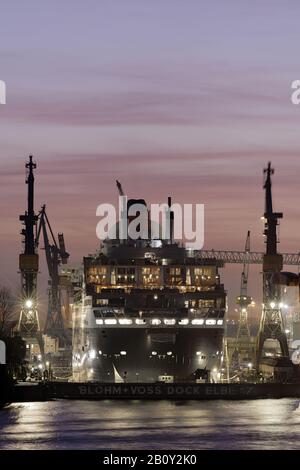 Kreuzfahrtschiff Queen Mary II, bei Renovierungsarbeiten im Trockendock Elbe 17, Sankt Pauli, Hamburg, Deutschland, Stockfoto