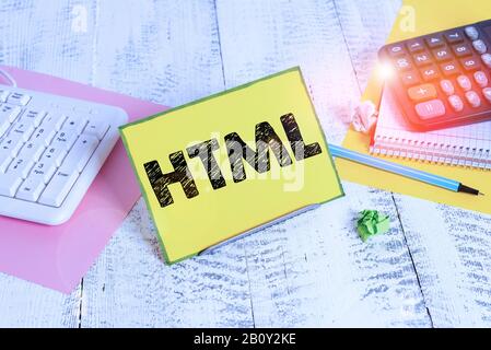 Text-Html-Text wird geschrieben. Geschäftsfoto mit der Lingua franca für die Veröffentlichung von Hypertext auf dem World Wide Web Notizbuchständer auf Pufferdraht in B. Stockfoto