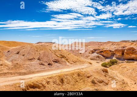 Die schroffige Landschaft von Coober Pedy mit ihren zahlreichen Opalminen und Testbohrplätzen über die Stadt und ihre Außenbezirke. Stockfoto