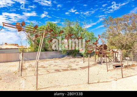 Ein automatischer Eimer-Kipper ist eine Art von Opalbergbaumaschinen in Coober Pedy, South Australia. Stockfoto