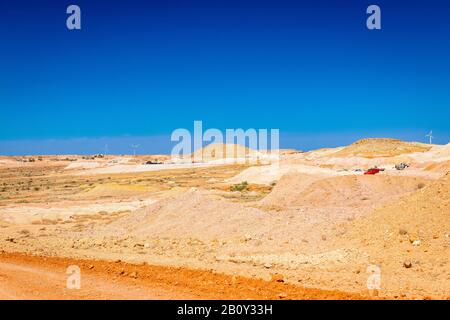 Die schroffige Landschaft von Coober Pedy mit ihren zahlreichen Opalminen und Testbohrplätzen über die Stadt und ihre Außenbezirke. Stockfoto