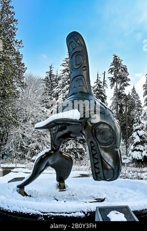 Bill Reid Bronze "Chef der Unterwasserwelt" im Winter, außerhalb der Vancouver Aquarium, Stanley Park, Vancouver, British Columbia, Cana Stockfoto