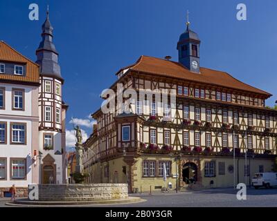 Rathaus mit Springbrunnen auf dem Markt in Vacha, Wartburgkreis, Thüringen, Deutschland, Stockfoto