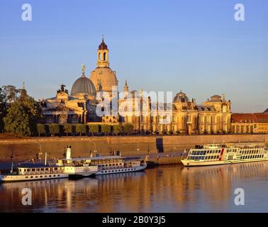 Blick auf die Brühlsche Terrasse mit Kunsthochschule und Frauenkirche in Dresden, Sachsen, Deutschland, Stockfoto