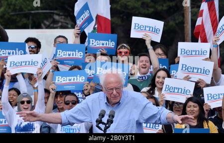 Santa Ana, Vereinigte Staaten. Februar 2020. Der demokratische Präsidentschaftskandidat, Senator Bernie Sanders (I-VT), veranstaltet am Freitag, 21. Februar 2020 eine Rally Zur Vorgezogenen Abstimmung an der Valley High School in Santa Ana, Kalifornien. Sanders kämpft vor der kalifornischen Vorwahl 2020 am 3. März. Kalifornien hat seine demokratische Vorwahl von Juni auf vor Super Tuesday verlegt, um als primärer Staat einen viel größeren politischen Einfluss zu haben. Foto von Jim Ruymen/UPI Credit: UPI/Alamy Live News Stockfoto