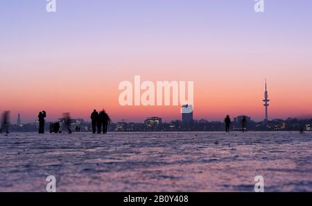 Gefrorene Außenalster in der Abenddämmerung, Alster Pleasure, Hamburg, Deutschland, Stockfoto