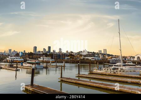 Blick auf die Innenstadt von San Francisco bei Sonnenaufgang vom Pier 39 Stockfoto