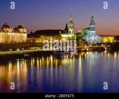 Brühlsche Terrasse mit Kunsthochschule, Schloss- und Hofkirche in Dresden, Sachsen, Deutschland, Stockfoto