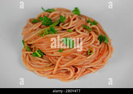 Spaghetti in roter Soße mit Schweinehinken Stockfoto