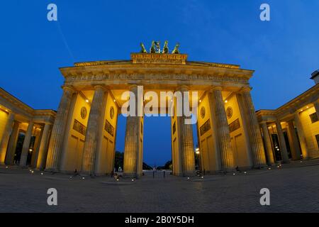 Brandenburger Tor in der frühen Abenddämmerung, Tiergarten, Bezirk Mitte, Berlin, Deutschland, Europa Stockfoto