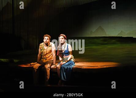 London, Großbritannien. Februar 2020. Christine Allado und Luke Brady spielen in einer Szene aus "Prinz von Ägypten" im Dominion Theatre, Tottenham Court Road in London. Credit: Sopa Images Limited/Alamy Live News Stockfoto