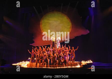 London, Großbritannien. Februar 2020. Luke Brady und Liam Tamne spielen in einer Szene aus "Prinz von Ägypten" im Dominion Theatre, Tottenham Court Road in London. Credit: Sopa Images Limited/Alamy Live News Stockfoto