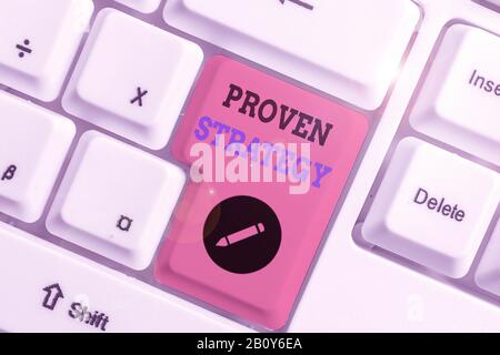 Schreiben Sie einen Hinweis mit Einer Bewährten Strategie. Geschäftskonzept für Bestätigten Ansatz oder Praktiken bei der Generierung von Verkäufen oder Leads Stockfoto