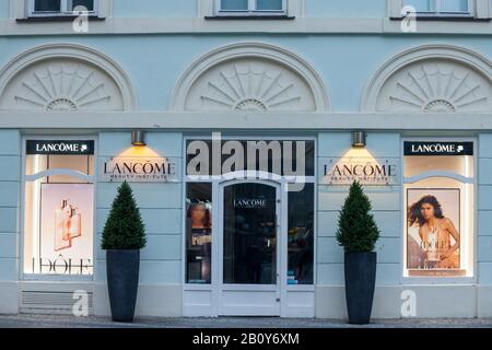 Prag, TSCHECHIEN - 3. NOVEMBER 2019: Logo von Lancome vor ihrer Boutique für Prag. Lancome ist ein französischer Hersteller und Händler von Luxuscosmet Stockfoto