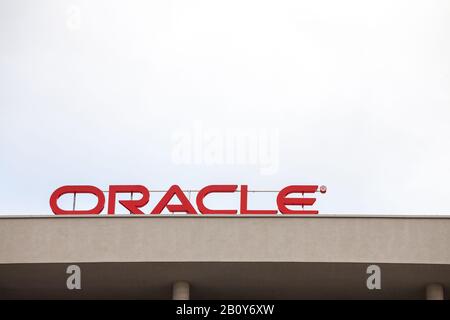 Prag, TSCHECHIEN - 4. NOVEMBER 2019: Oracle Logo auf ihren Hauptniederlassungen für Prag. Oracle ist ein multinationaler amerikanischer Computertechnologiekonzern. Stockfoto