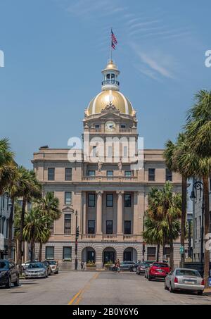 Savannah City Hall und Bull Street Stockfoto