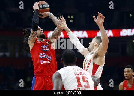 Belgrad. Februar 2020. Daniel Hackett (L) von CSKA mit Billy Baron (R) von Crvena Zvezda während einer regulären Saison beim 25. Euroleague-Basketballspiel zwischen Crvena Zvezda und CSKA in Belgrad, Serbien am 21. Februar 2020. Credit: Predrag Milosavljevic/Xinhua/Alamy Live News Stockfoto