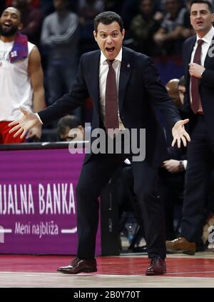 Belgrad. Februar 2020. CSKA-Cheftrainer Dimitrios Itoudis (C) reagiert während eines regulären Saisonspiels rund 25 Euroleague-Basketballspiele zwischen Crvena Zvezda und CSKA in Belgrad, Serbien am 21. Februar 2020. Credit: Predrag Milosavljevic/Xinhua/Alamy Live News Stockfoto