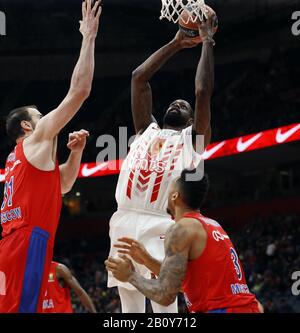 Belgrad. Februar 2020. James Gist (C) von Crvena Zvezda mit Kosta Koufos (L) von CSKA und Joel Bolomboy während einer regulären Saison rund 25 Euroleague-Basketballspiel zwischen Crvena Zvezda und CSKA in Belgrad, Serbien am 21. Februar 2020. Credit: Predrag Milosavljevic/Xinhua/Alamy Live News Stockfoto