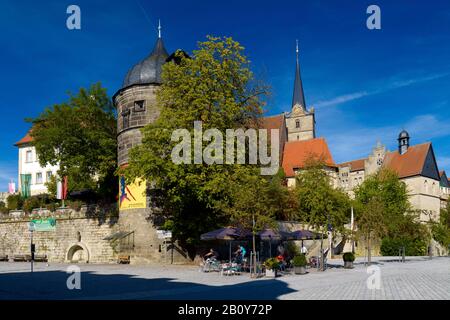 Pfarr- oder Rosensturm mit Pfarrkirche St. Johannes Baptista, Kronach, Oberfranken, Bayern, Deutschland, Stockfoto