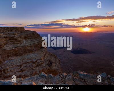 Ramon-Krater, Erosionskrater bei Mitzpe Ramon in der Negev-Wüste, Israel, Stockfoto