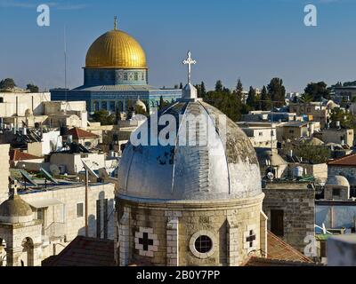 Blick vom Dach des Österreichischen Hospizes auf die Altstadt mit Felsendom und Kuppel der Armenisch-katholischen Marienkirche, Jerusalem, Israel, Stockfoto