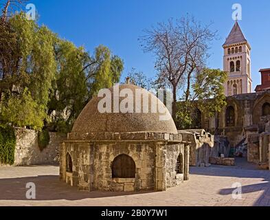 Äthiopische Kapelle auf Golgotha mit Turm der Erlöserkirche in Jerusalem, Israel, Stockfoto