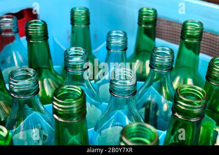 Ein Schuss leergefüllte Glasflaschen, die recycelt werden können. Stockfoto