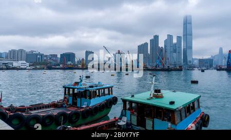 Hongkong - 29. Dezember 2019: Bewölkte Sicht auf den New Yau Ma Tei Typhoon Shelter, Tai Kok Tsui, Hongkong Stockfoto