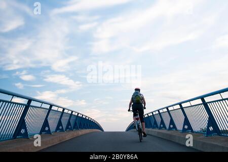 Radfahrer auf Brücke, Stockfoto