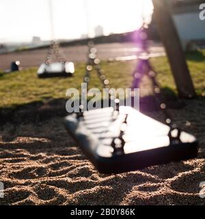 Verlassene Schaukel auf einem Spielplatz, Stockfoto