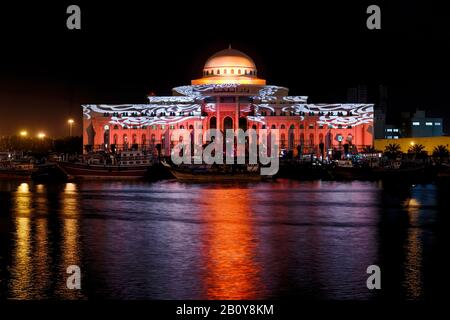 Bunte Beleuchtung, Projektion, Sharjah Light Festival, Justizpalast, Gerichtsgebäude, Emirat Sharjah, Vereinigte Arabische Emirate, Naher Osten, Asien, Stockfoto