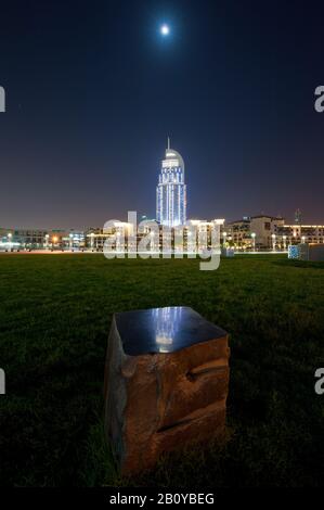 Das Adressen-Hotel in der Nacht im Mondlicht mit Reflexionen, Downtown Dubai, Vereinigte Arabische Emirate, Stockfoto