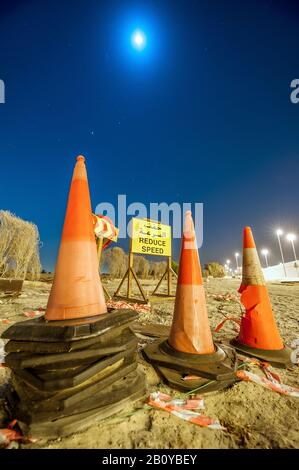 Schilder auf der Baustelle an Straßenübergängen in der Nacht, Dubai, Vereinigte Arabische Emirate, Stockfoto