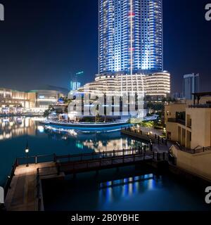 Burj Khalifa Lake und The Address Hotel by Night, Downtown Dubai, Vereinigte Arabische Emirate, Stockfoto