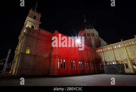 (200222) -- SYDNEY, 22. Februar 2020 (Xinhua) -- Melbourne Museum ist in Melbourne, Australien, 21. Februar 2020 rot beleuchtet. Während China gegen den Ausbruch von COVID-19 kämpft, hat die viktorianische Staatsregierung Australiens am Donnerstag eine neue Kampagne gestartet, um ihre Unterstützung für die chinesischen Gemeinden im in- und Ausland zu zeigen. Im Rahmen der Kampagne wurden eine Reihe von Wahrzeichen Victorias, darunter das Arts Center, die National Gallery of Victoria, das Melbourne Museum, die Melbourne Town Hall und die Flinders Street Station, am Freitag in Rot und Gold als Symbol der Solidarität mit den chinesischen Victorianer beleuchtet. (Xinhua/Ba Stockfoto