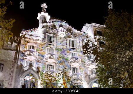 Casa Batlló von Antoni Gaudi in der Nacht, UNESCO-Weltkulturerbe, Barcelona, Spanien, Stockfoto