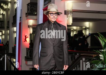 Berlin, Deutschland. Februar 2020. Schauspieler Johnny Depp posiert für Fotos bei der Premiere des Films 'Minamata' während des 70. Internationalen Filmfestivals in Berlin, der Hauptstadt Deutschlands, 21. Februar 2020. Credit: Shan Yuqi/Xinhua/Alamy Live News Stockfoto