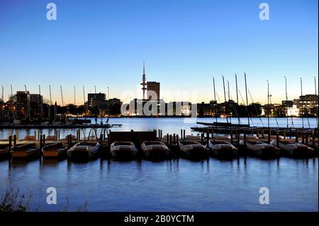 Segelboote, Masten in der Dämmerung auf der Außenalster, Hansestadt Hamburg, Deutschland, Stockfoto