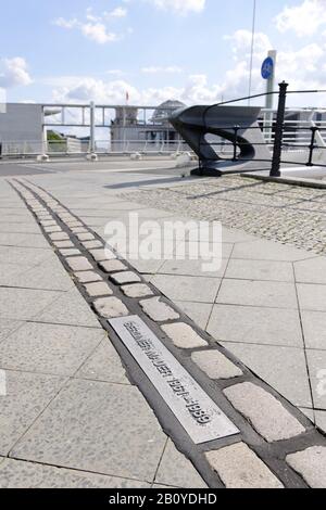 Gedenksteine, Verlauf der Berliner Mauer, Regierungsbezirk, Bezirk Mitte, Berlin, Deutschland, Stockfoto