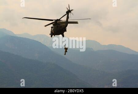 Soldaten der 3rd Squadron, 17th Cavalry Regiment, 3rd Combat Aviation Brigade, führen während Der Operation Titanomachy, der United States and Greek Army Combined Arms Exercise in der Nähe von Litochoro, Griechenland, am 19. Februar 2020 Operationen zur medizinischen Evakuierung (MEDEVAC) an Bord eines Hubschraubers UH-60 Black Hawk durch. (USA Foto der Nationalgarde der Armee von Spc. Cody Wolfgang Kellum) Stockfoto