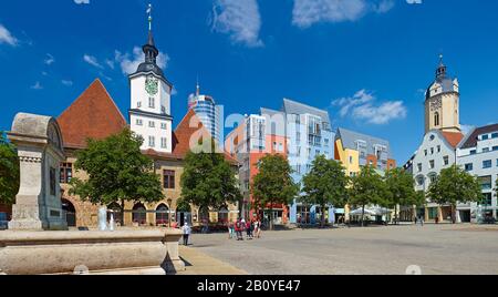 Rathaus und der Springbrunnen von Otto auf dem Markt in Jena, Thüringen, Deutschland, Stockfoto