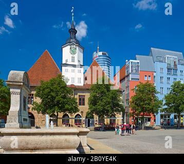 Rathaus und der Springbrunnen von Otto auf dem Markt in Jena, Thüringen, Deutschland, Stockfoto