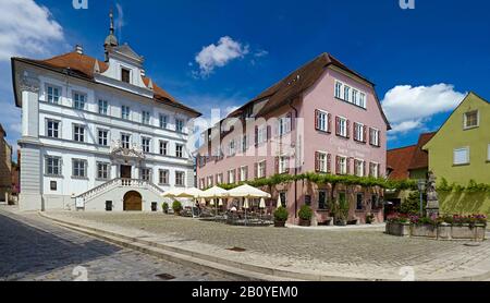 Rathaus und gasthaus Goldene Krone am Markt in Iphofen, Unterfranken, Landkreis Kitzingen, Bayern, Deutschland, Stockfoto