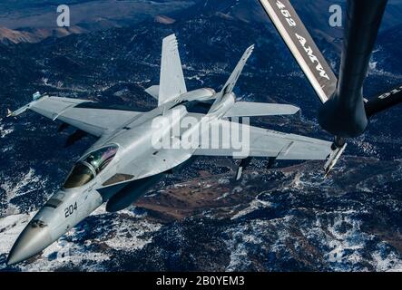 Ein 452. Air Mobility Wing KC-135 Stratotanker betankt eine Marine F/A-18 Super Hornet über Calif, 28. Januar 2020. Die Luftlandetruppen der 912th Air Refueling Squadron, einer aktiven Einsatzstaffel, und der 336th ARS sind für die Bereitstellung von Mission zur Erweiterung der Kapazitäten durch Betankungsdienste verantwortlich. (USA Luftwaffenfoto durch Mitarbeiter. Sgt. Jordan Castelan) Stockfoto