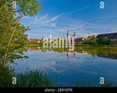 Blick auf Prichsenstadt mit Kirche und Stadtturm, Unterfranken, Landkreis Kitzingen, Bayern, Deutschland, Stockfoto