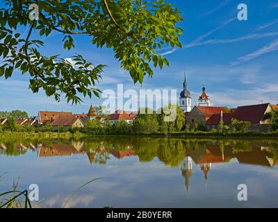 Blick auf Prichsenstadt mit Kirche und Stadtturm, Unterfranken, Landkreis Kitzingen, Bayern, Deutschland, Stockfoto