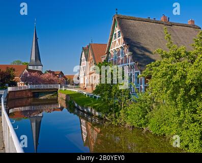 St.-Nikolai-Kirche in Borstel mit Flotte, Teil von Jork, Altes Land, Landkreis Stade, Niedersachsen Deutschland, Stockfoto