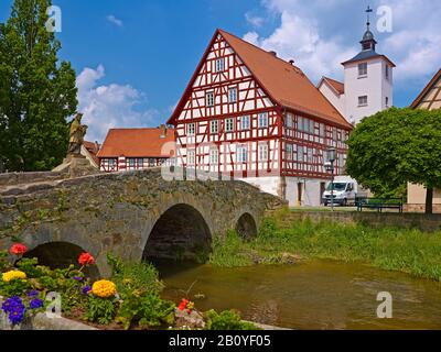 Nepomukbrücke über die Streu mit Rathaus in Nordheim vor der Rhön, Rhön-Grabfeld, Unterfranken, Bayern, Deutschland, Stockfoto